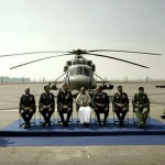Ministere de la défense A.K. Antony devant un hélicoptère de transport russe