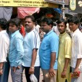 indiens qui font la queue